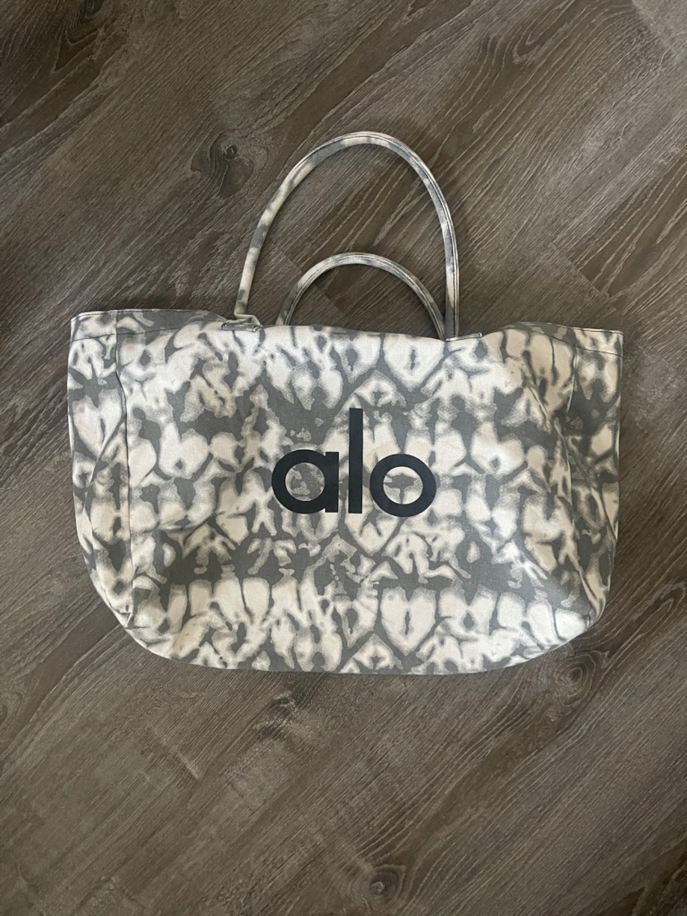 Alo Yoga ICONIC SHOPPER TOTE EXTRA LARGE GRAY TIE DYE - Picture 3 of 3